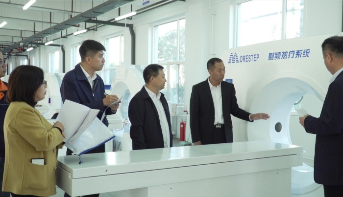 圖為吉林省藥監(jiān)局監(jiān)管人員在吉林省邁達(dá)醫(yī)療器械股份有限公司熱化療灌注機(jī)生產(chǎn)車間調(diào)研(資料圖,葉陽歡 攝) 圖為吉林省藥監(jiān)局監(jiān)管人員在吉林省邁達(dá)醫(yī)療器械股份有限公司熱化療灌注機(jī)生產(chǎn)車間調(diào)研(資料圖,葉陽歡 攝)