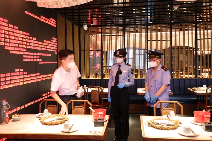 圖為海淀區(qū)市場(chǎng)監(jiān)管局執(zhí)法人員在現(xiàn)場(chǎng)檢查疫情防控及食品安全情況。