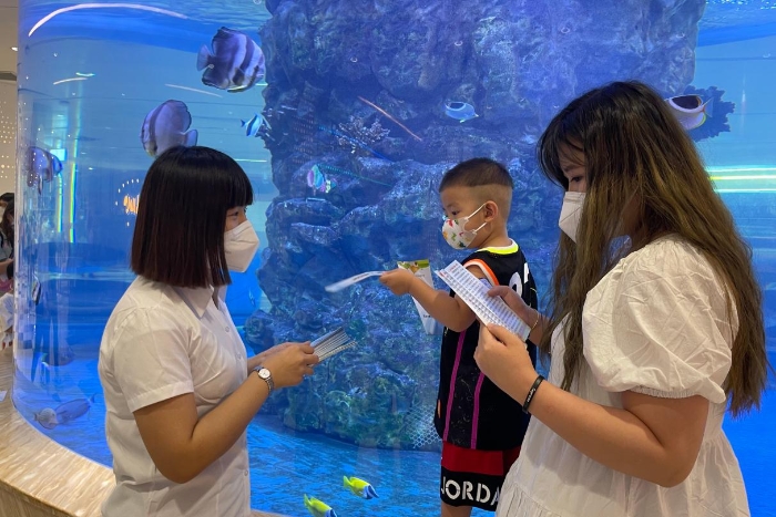 圖為工作人員向群眾發放兒童化妝品安全科普宣傳資料。（葉陽歡攝）