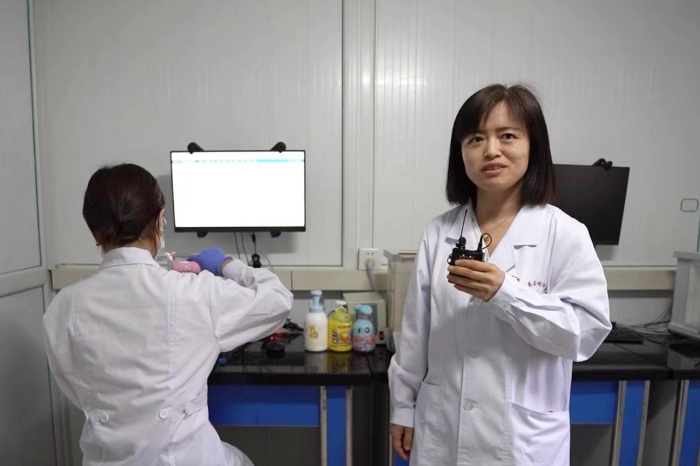 圖為吉林省藥檢院檢驗人員介紹兒童化妝品檢驗流程。（葉陽歡攝）