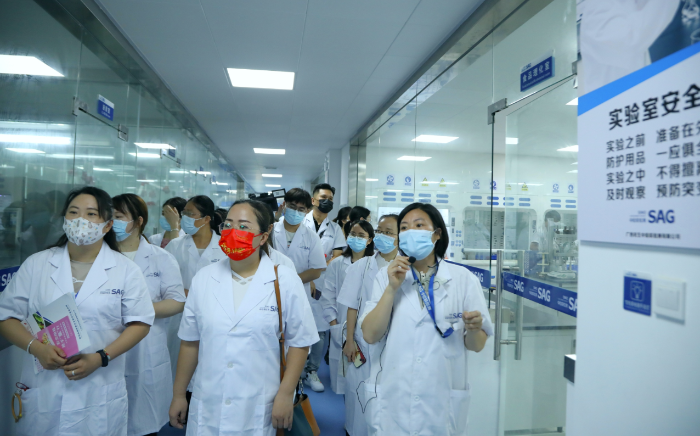 圖為市民代表在廣西民生中檢聯檢測有限公司專業化妝品檢測人員的引領下近距離觀摩實驗場所。