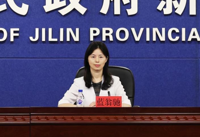 圖為吉林省藥監(jiān)局黨組成員、副局長藍(lán)翁馳介紹有關(guān)情況并答記者問。
