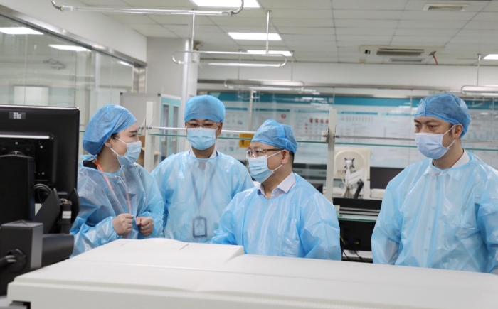 圖為檢查組對企業實驗室進行檢查（程奇攝）