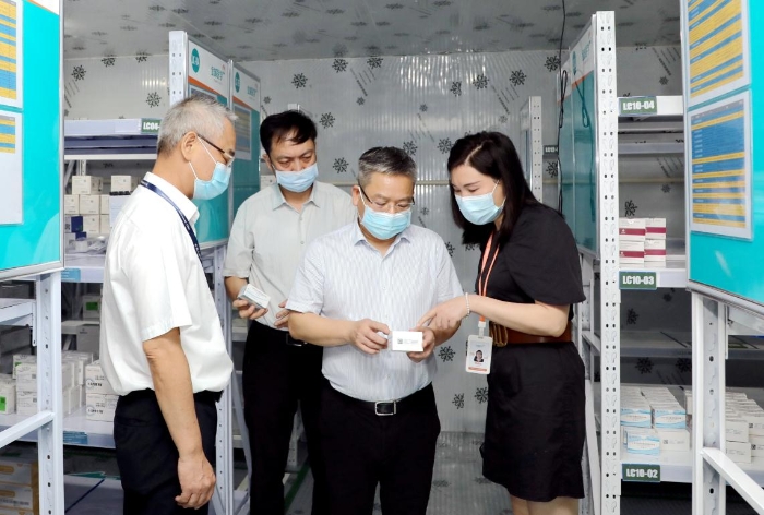 圖為檢查組在企業試劑儲備庫檢查（程奇攝）