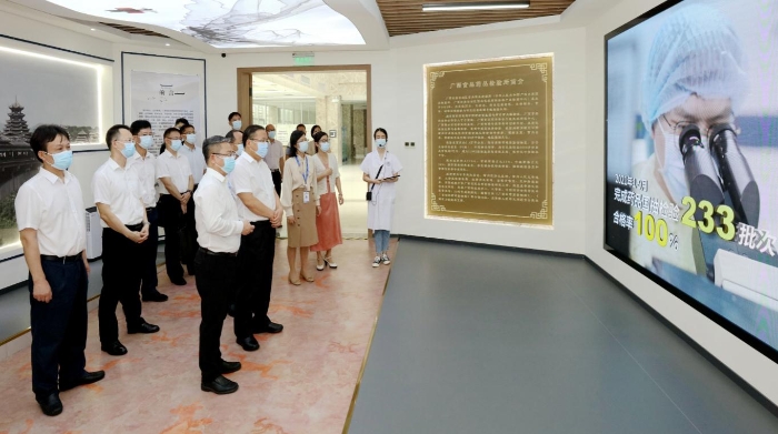 圖為調研組參觀中藥民族藥標本館。（程奇攝）