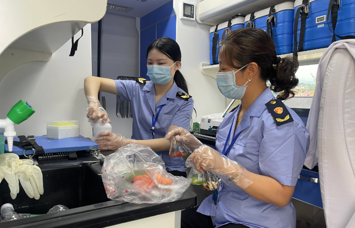 圖為7月9日，桐柏縣市場監管局工作人員現場檢測食品樣品。