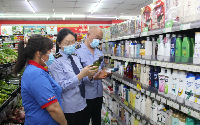 圖為二七區市場監管局執法人員在一家商場超市化妝品專柜檢查商品真偽。