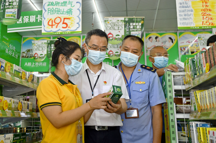 圖為7月19日，涪陵區(qū)市場監(jiān)管局馬鞍街道市場監(jiān)管所執(zhí)法人員在一家藥店檢查藥品銷售情況。