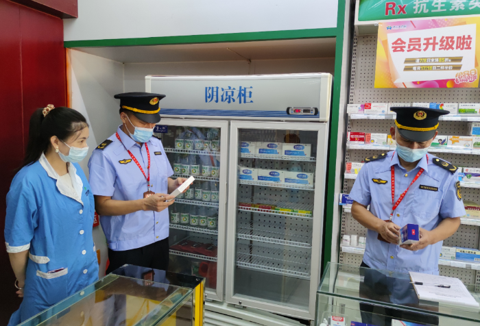 圖為南豐縣市場監管局執法人員在一家藥店檢查藥品儲存情況。