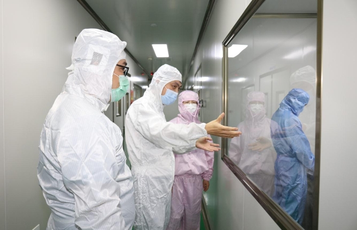 圖為檢查組在企業貯存倉庫檢查