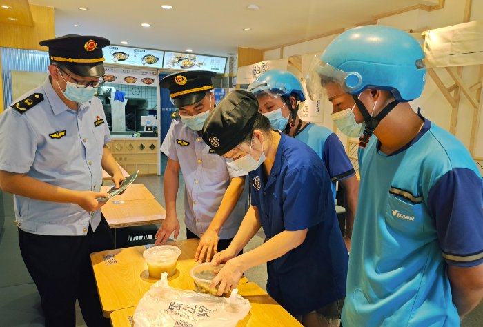 圖為7月25日，于都縣市場(chǎng)監(jiān)管局執(zhí)法人員在一家網(wǎng)絡(luò)餐飲單位檢查。