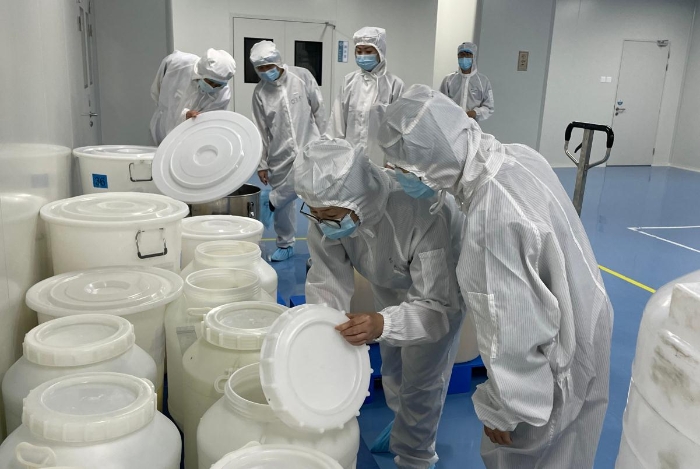 服務小分隊查看嘉氏堂生產原料儲存情況。