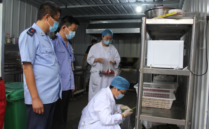 圖為該局執法人員在縣城一家夜市餐飲攤點后廚抽檢食材。