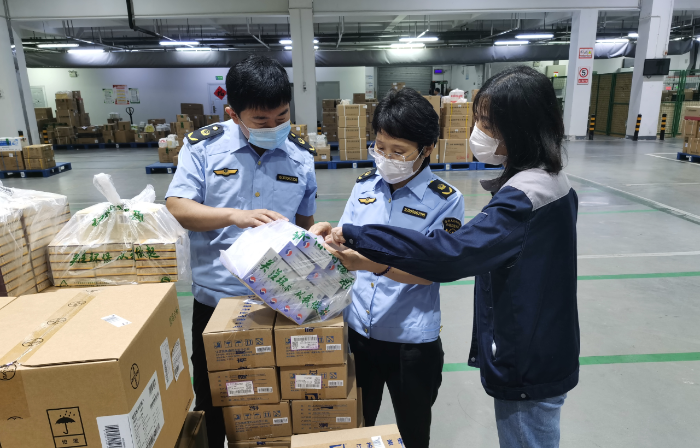 圖為第一分局監(jiān)管人員在一家藥品經(jīng)營企業(yè)檢查藥品儲存條件。