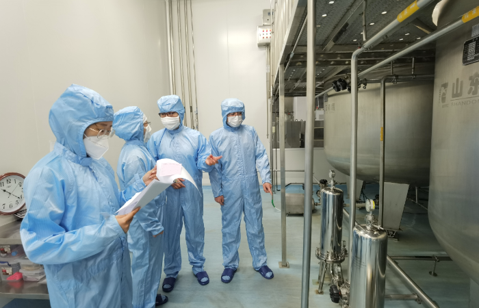 圖為吉林省藥監局執法人員幫扶指導企業解決發展中遇到的困難。