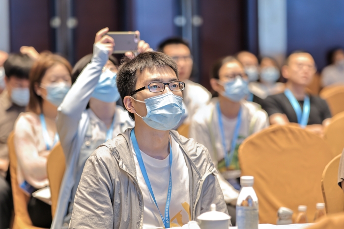 圖為與會嘉賓在認真聆聽會議報告。