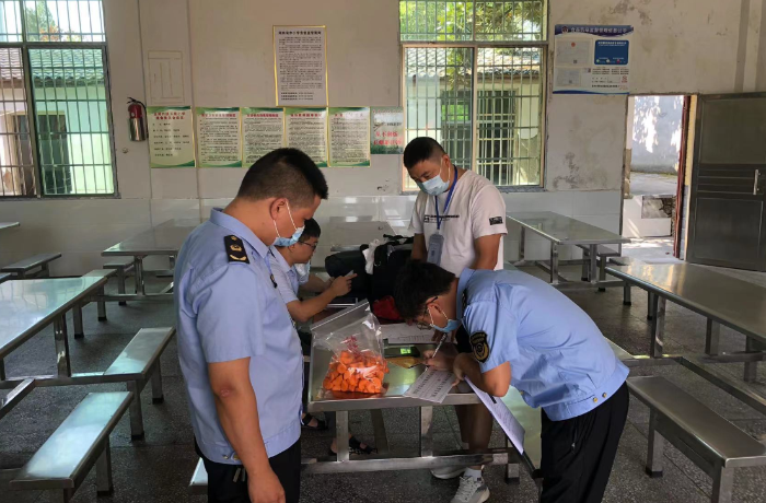 圖為該局執(zhí)法人員在一家學(xué)校食堂檢查食品儲(chǔ)存情況。
