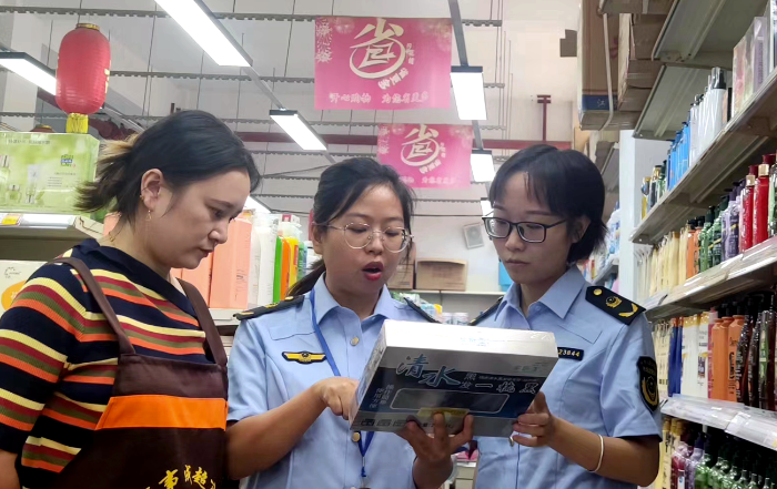 圖為9月16日，該局焦石鎮(zhèn)市場(chǎng)監(jiān)管所執(zhí)法人員在一家超市檢查化妝品質(zhì)量。