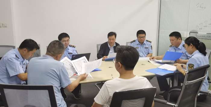 圖為第一分局監管人員檢查企業相關資質是否齊全。 圖為第一分局監管人員檢查企業相關資質是否齊全。