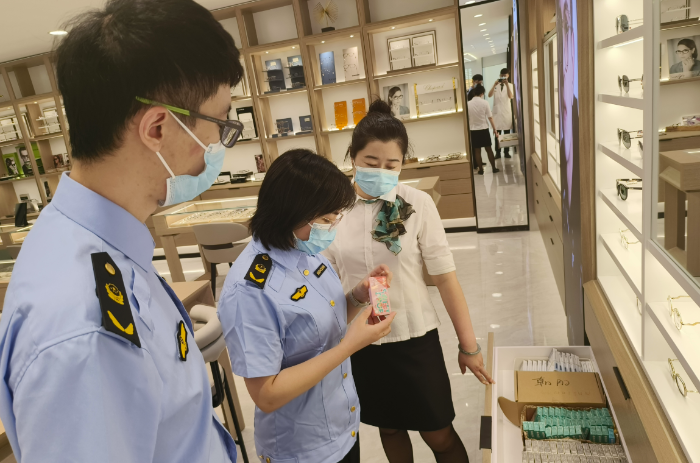 圖為該局執法人員在眼鏡零售企業檢查在售彩色隱形眼鏡。