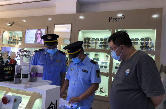 圖為第四分局執法人員在一家眼鏡店查看進貨查驗記錄和銷售記錄。
