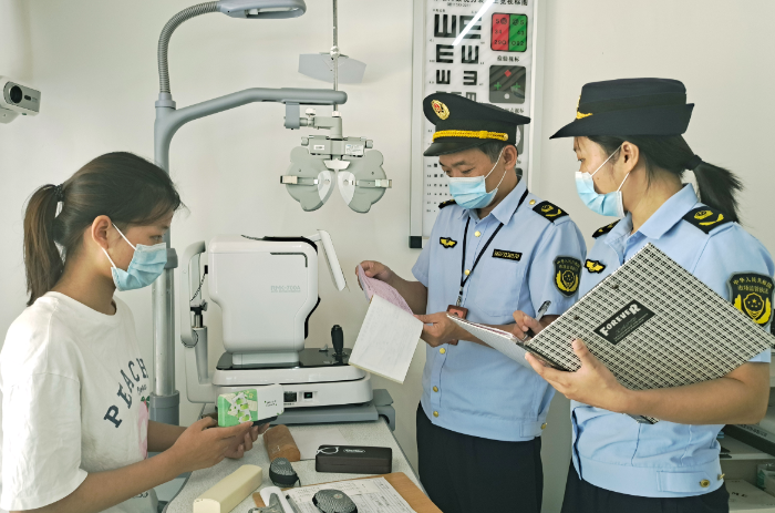 圖為該局執(zhí)法人員在一家眼鏡店檢查隱形眼鏡醫(yī)療器械注冊證。