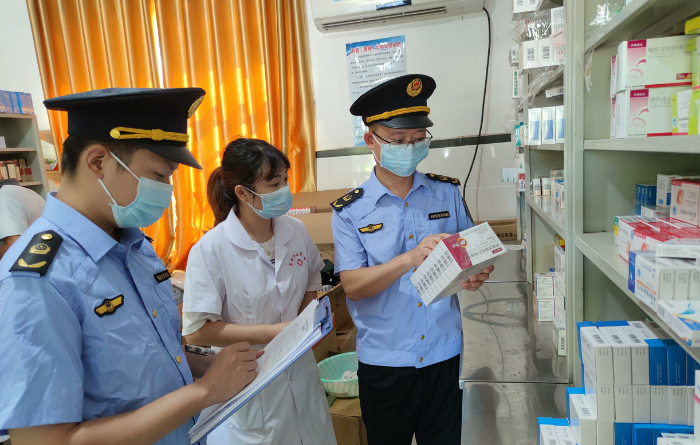 圖為該局執法人員對桑田鎮衛生院儲存藥品進行檢查。