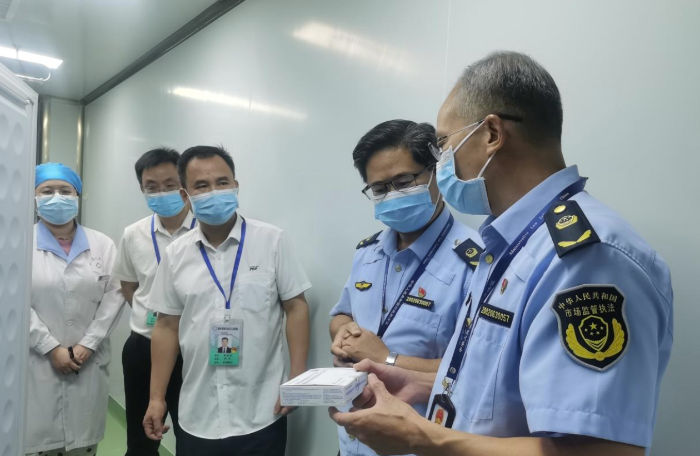 圖為該局執法人員在一家檢測機構檢查新型冠狀病毒核酸檢測試劑。 圖為該局執法人員在一家檢測機構檢查新型冠狀病毒核酸檢測試劑。