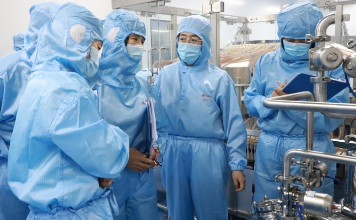 圖為監管人員深入藥品生產企業檢查。（葉陽歡攝）