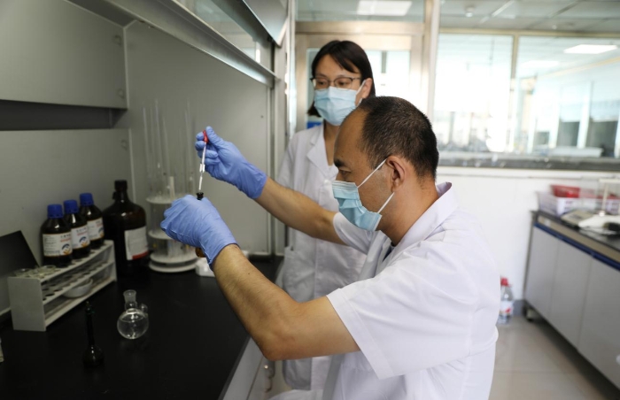 圖為檢驗人員對涉案藥品進行檢驗。（葉陽歡攝）