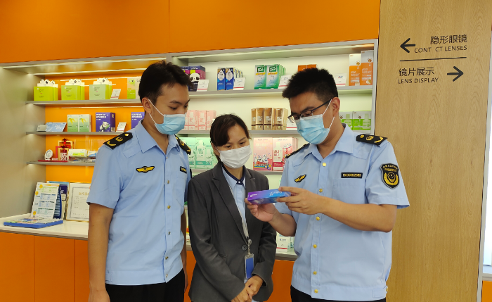 圖為山東省藥監局執法人員在一家隱形眼鏡經營企業開展監督檢查。