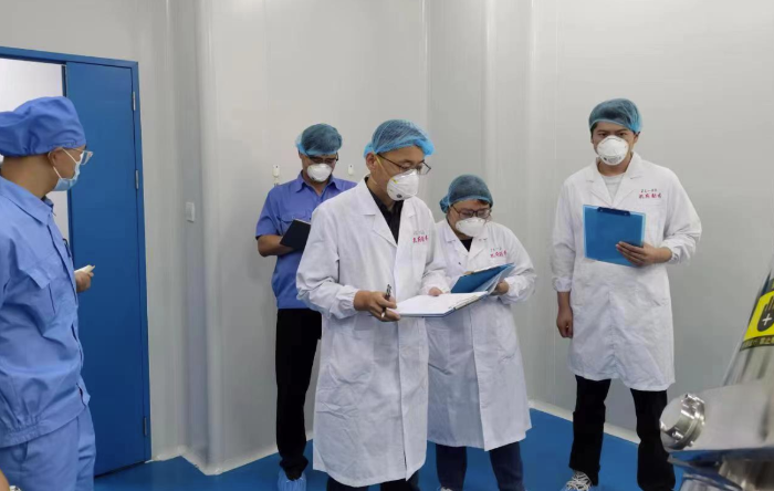 圖為第六分局工作人員對第七批集采中選藥品開展專項檢查。