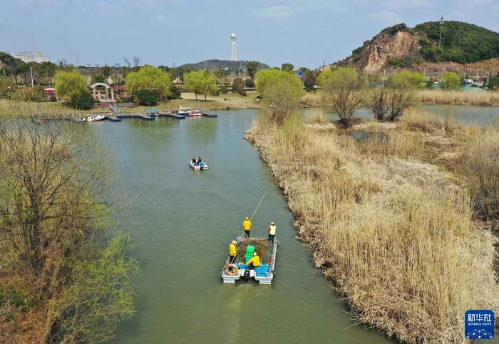 浙江省湖州市吳興區(qū)八里店鎮(zhèn)移沿山村河長(zhǎng)帶隊(duì)在移沿山村開(kāi)展巡河、保潔作業(yè)（2021年2月24日攝，無(wú)人機(jī)照片）。新華社記者 翁忻旸 攝