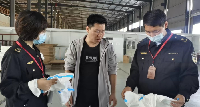 圖片為10月16日，執(zhí)法人員在生產(chǎn)車間及原料庫進(jìn)行檢查。