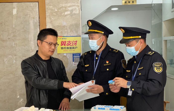 圖為該局執法人員在一家企業檢查。