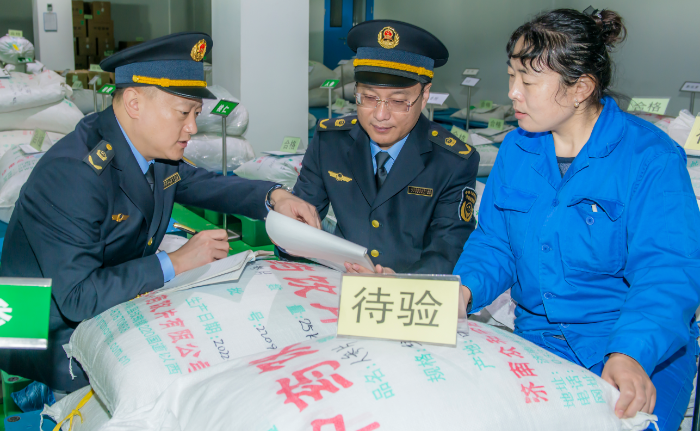 圖為第四分局執法人員在一家企業中藥飲片倉庫原料檢驗區進行檢查。