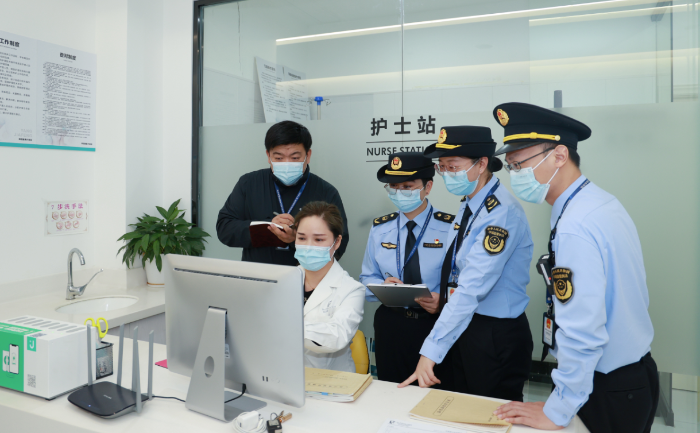 圖為11月1日，該局聯合縣委網信辦，對醫療美容單位利用網絡手段進行虛假宣傳、醫療器械維護等情況進行檢查。