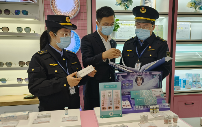 圖為該局執(zhí)法人員在一家眼鏡銷售店對裝飾性彩色隱形眼鏡經(jīng)營情況進(jìn)行現(xiàn)場核查。