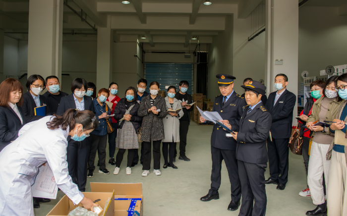 圖片為示范企業質量負責人詳細講解藥品質量管理建設情況并現場操作演示。