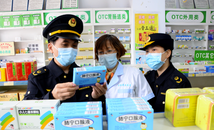 圖為該局馬武鎮市場監管所執法人員在一家藥店檢查。