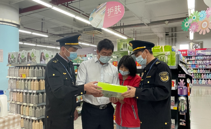 圖為該局監管執法人員在一家大中型商超檢查在售化妝品。