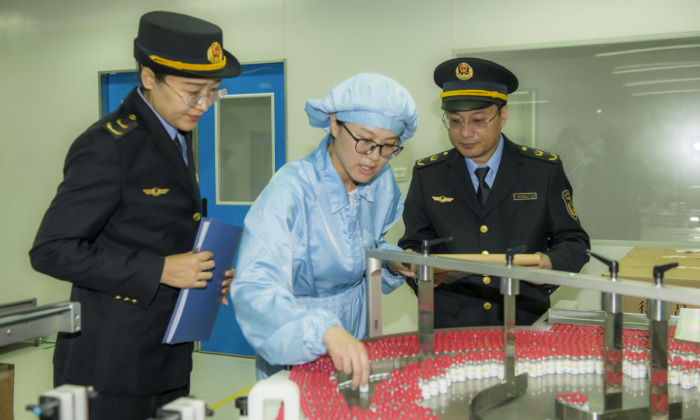 圖為第四分局執法人員在一家企業生產車間進行檢查。