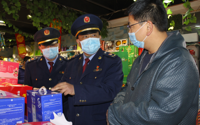 圖為該局執法人員在一家商場檢查食品安全企業主體責任落實情況。