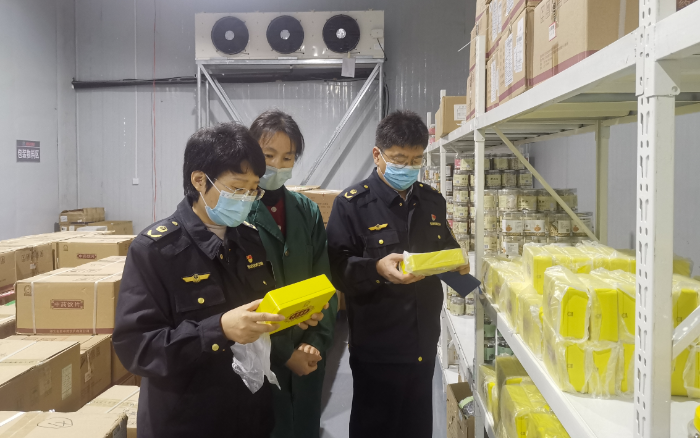 圖為該局檢查人員在一家藥品批發企業檢查藥品購進渠道。