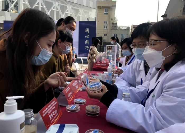 圖為安全用藥月公益服務活動現(xiàn)場。