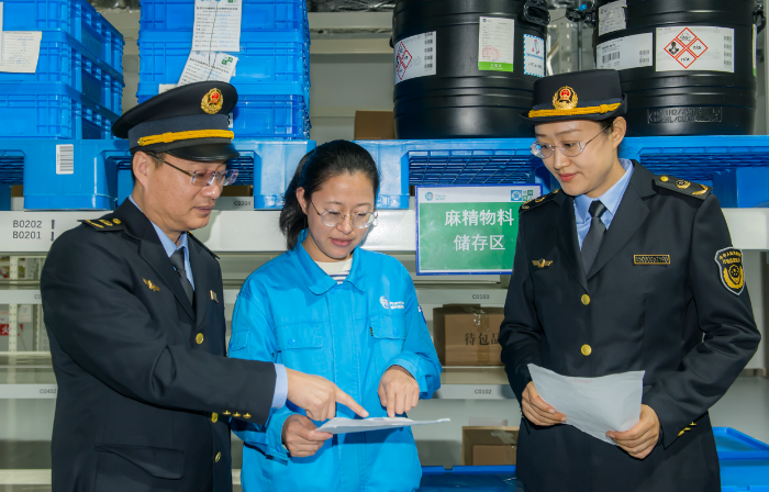 圖為第四分局監(jiān)管人員在一家藥品生產(chǎn)企業(yè)對特殊藥品物料存儲情況進行檢查。