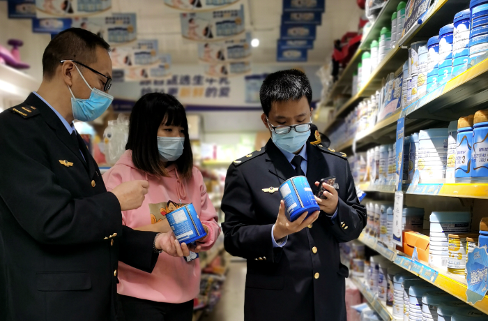 圖為該局焦石鎮市場監管所執法人員在一家專項店檢查。