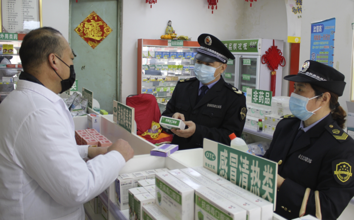 圖為該局執法人員在一家藥店檢查“四類藥品”銷售實名制登記情況。