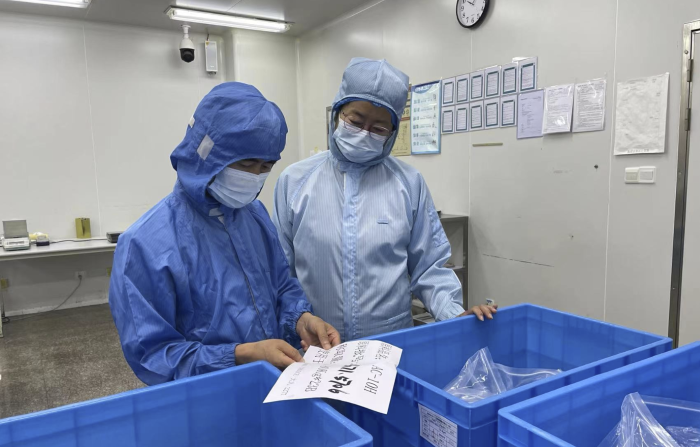 圖為第二分局執法人員在一家化妝品生產企業開展復查。