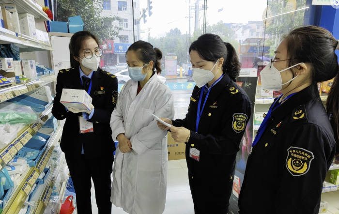 圖為11月22日，該局執法人員在一家零售藥店檢查醫用手套。